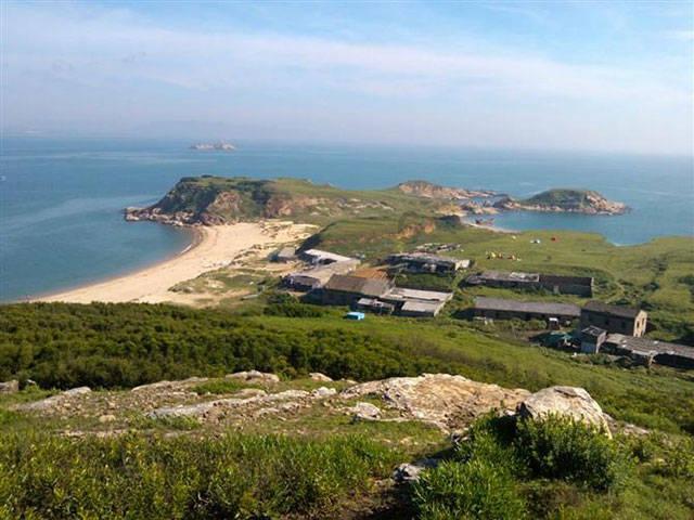 生意红火的“苍蝇小馆”,门口堪比“停车场”,收钱却不找钱