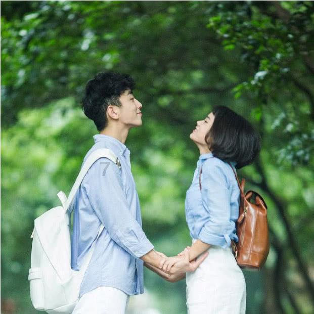 沙滩游玩的女孩们