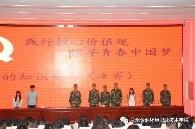 丹顶鹤被牵上大街当猴耍，花式宠客不能丢了底线